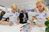 FEMALE VOLLEYBALL TEAM MEMBERS AT THE TARGI KIELCE