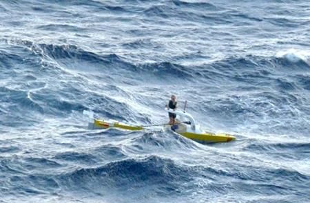 Aleksander Doba is crossing the Atlantic in the kayak