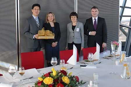 The People’s Republic of China Ambassador Xu Jian, the Targi Kielce Vice President of Board Bożena Staniak, the Deputy Director for Trade Fairs Katarzyna Prostak, the Congress Centre Director Krzysztof Misztal