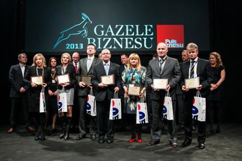 Nagrodę z rąk kapituły odebrała wiceprezes Zarządu Targów Kielce Bożena Staniak (pierwsza z lewej)