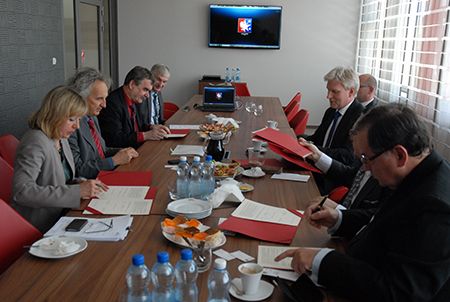 The representatives of the institutions involved in the project organisation signed a letter of intent during the meeting held in Targi Kielce