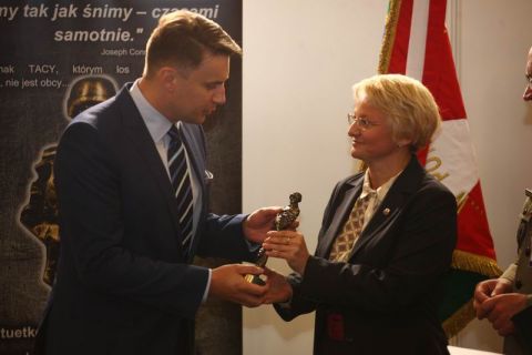 Proud Veteran Statuette presented to the PHO CEO Marcin Idzik by the Undersecretary   of State at the Ministry of Defence Beata Oczkowicz 