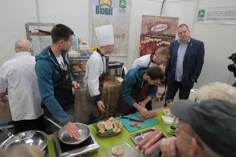 Korona Kielce footballers have been cooking beef cheeks roasted in red wine with   crispy vegetables and carrot mousse