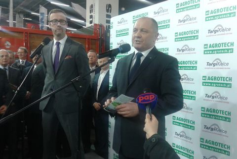 Minister Rolnictwa i Rozwoju Wsi marek Sawicki podczas konferencji prasowej na targach AGROTECH w Kielcach