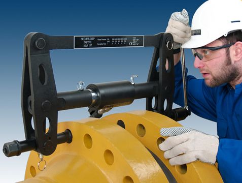 Innovative tools for pipelines flanges spreading put on show at the EXPO-GAS 