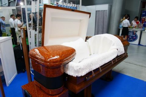 One of the most interesting exhibits put on show at the NECROEXPO 2015 is the air-condition equipped coffin