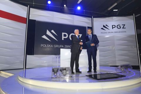 Uroczystość podpisania umowy PGZ - Boeing. Od lewej: Jeff Kohler, wiceprezes Boeing Defence,Space & Security i Waldemar Dąbrowski, prezes zarządu PGZ