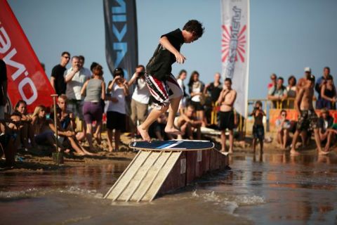 Skimboardowy rider podczas wykonywania tricków, źródło: seventyone.pl