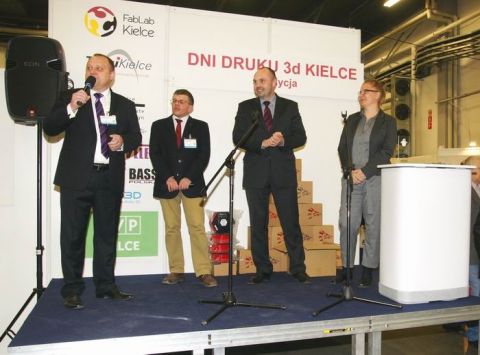 Dyrektor Wydziału Targów Dariusz Michalak oraz Janusz Wójcik i Paweł Rokita z FabLAb Kielce