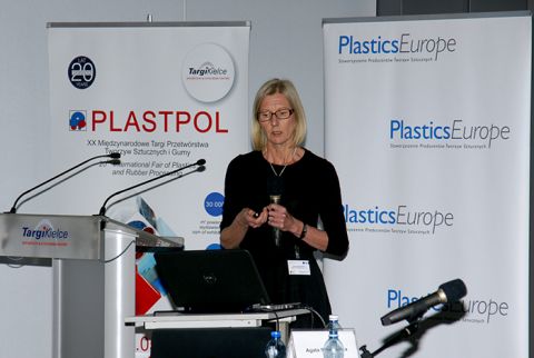 Podczas konferencji mówiła zaproszona do Kielc, Helena Huovinen, Prezes Fundacji Plastics Europe Polska