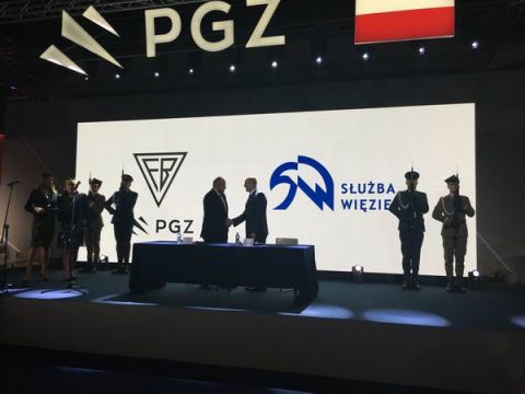 Podczas MSPO 2016 w Targach Kielce Fabryka Broni 'Łucznik" z Radomia i Służby Więzienne podpisały kontrakt o wartości ponad 440 tys. zł brutto na dostawę 40 sztuk karabinków reprezentacyjnych