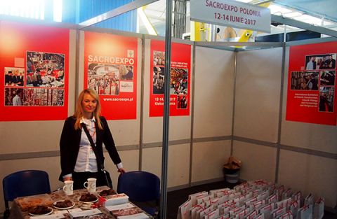 Na zdjęciu Pani Katarzyna Madziarz, zastępca Menedżera Projektu SACROEXPO podczas prezentacji oferty targowej