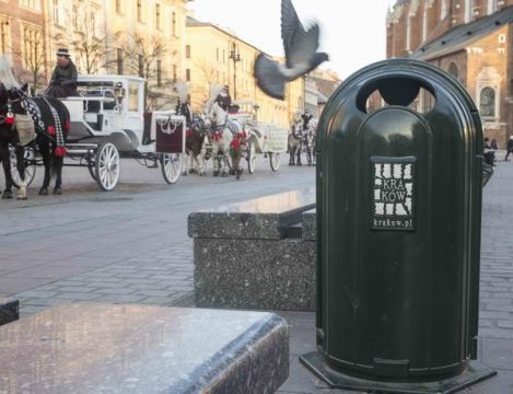 Miejskiej kosze na śmieci to jeden z elementów wchodzących w zarządzanie gospodarką odpadami