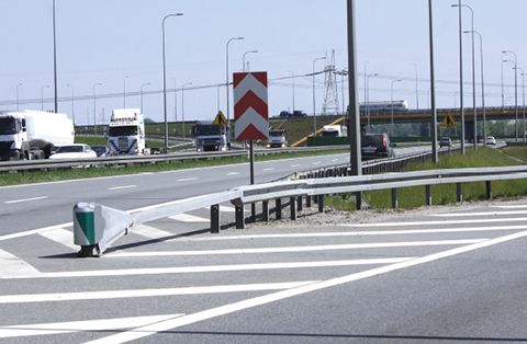 W Polsce urządzenie energochłonne SafeEnd U-15a, zostało już zastosowane między innymi na drogach ekspresowych S-8, S-7 oraz na Południowej Obwodnicy Gdańska.