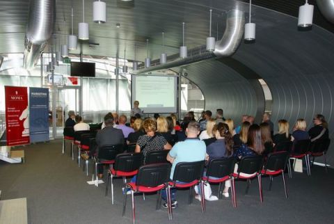 There was a whole group of expo guests to benefit from what the three-day marketing training for  funeral industry offered. The sessions were organized by MOMA at the Targi Kielce at the Necroexpo 2017