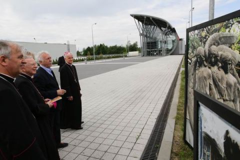 Professor Leszek Mądzik's was launched exhibition on the first day of SACROEXPO - the distinguished guests made the tour over the exhibition