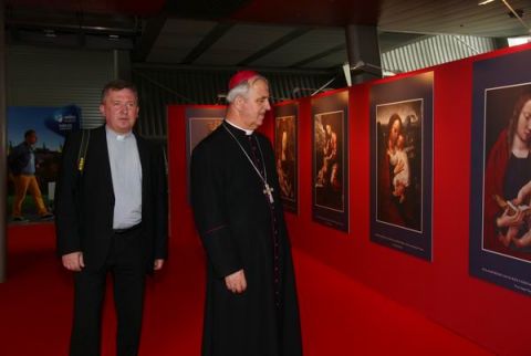 Fr. Jan Piotrowski PhD.  Bishop of Kielce Diocese and Fr. Pawel Tkaczyk PhD., director of the Diocesan Museum in Kielce toured the "Our Mother" exhibition at Sacroexpo