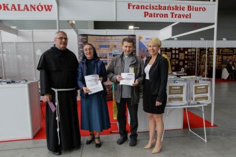 Na zdjęciu od lewej: ksiądz Adam Zyzik, siostra Maristella Sienicka, ksiądz Ryszard Polański, oraz Beata Wentura nadzorująca prawidłowy przebieg loterii