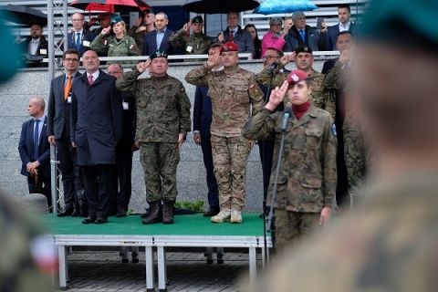 Na zdjęciu Minister Obrony Narodowej podczas apelu klas mundurowych. 