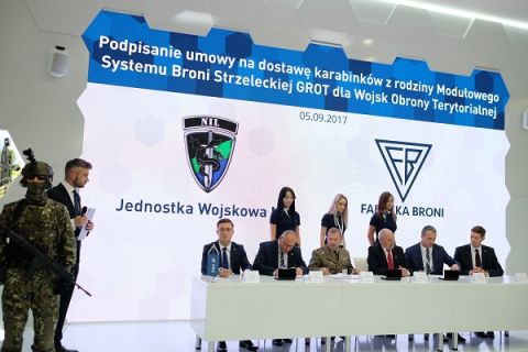 Podczas podpisania umowy w Targach Kielce obecny był Minister Obrony Narodowej Antonii Macierewicz