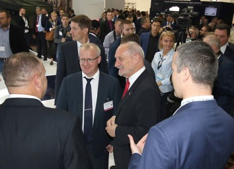 W uroczystym podpisaniu umowy o współpracy, podczas MSPO 2017 w Targach Kielce, uczestniczył między innymi Wiceminister Rozwoju Gospodarczego Ukrainy Jurij Browczenko 