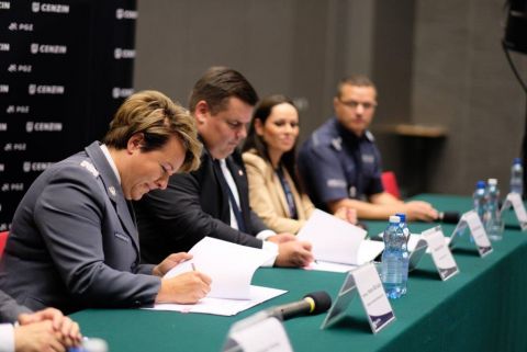 Podczas konferencji prasowej w Targach Kielce umowę w imieniu Komendanta Głównego podpisała nadinspektor Helena Michalak