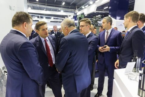 Podczas podpisania kolejnych ważnych dla PGZ umów obecny był sekretarz stanu w Ministerstwie Obrony Narodowej Bartosz Kownacki, który odwiedził MSPO 2017 w Targach Kielce.