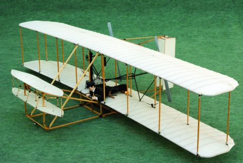 Flyer I, zwany także Wright Flyer. Był to pierwszy samolot silnikowy na świecie, który swój dziewiczy lot odbył w 1903 roku. Od 7-8 października w Targach Kielce podczas MODEL KIT EXPO zostanie zaprezentowana jego jedyna na świecie latająca makieta