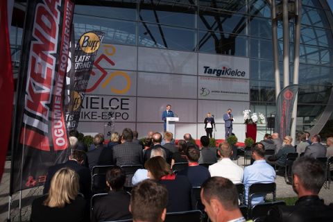 Uroczystość otwarcia Kielce Bike-Expo 2016. Udział w wydarzeniu wzięło wielu polityków, którym bliski jest rozwój kultury rowerowej w Polsce. 