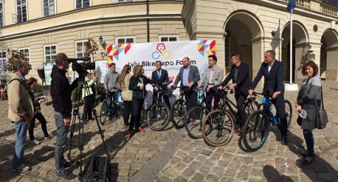 Uczestnicy konferencji dotyczącej Lviv Bike-Expo przyjechali na lwowski rynek na rowerach