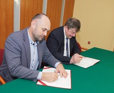 The agreement has been signed by (from the left):  Dariusz Michalak, member of Targi Kielce Board and Marek Hadała, deputy director of Kielce's MUP 