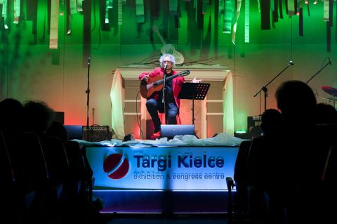 Tadeusz Woźniak na scenie VI Ogólnopolskiego Festiwalu Piosenki Poetyckiej i Turystycznej "Przy Kominku"