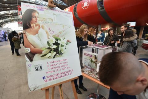 The Dream Wedding Competition Participants were supposed to fill in the entry coupons at the 10th edition of the FASHIONABLE WEDDING