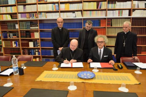 HE Cardinal Gianfranco Ravasi and Andrzej Mochoń PhD. sign the agreement.   In the picture - from the left: Rev. Pralate  Lech Piechota PhD., Rev. professor  Tomasz Trafny and HE Bishop Marian Florczyk