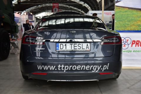 Samochód Tesla w hali E Targów Kielce