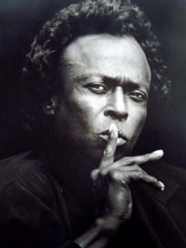 Miles Davis przeżywszy 65 lat pozostawił po sobie ok. 120 albumów, w tym 51 studyjnych