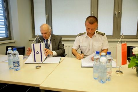 Podpisanie porozumienia między Polską i Izraelską firmą podczas MSPO 2018