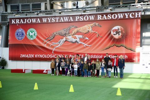 At 12.00 the National Dog Show participants and guests sang the National Anthem