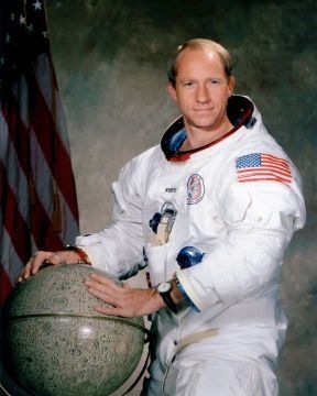 Col. Worden brings a lifetime of achievement as an astronaut, engineer and advocate for STEM education to the International Defence Industry Exhibition September 3-6 at Targi Kielce