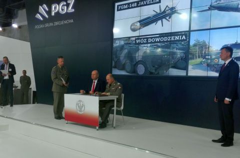 The contracts were signed by the Chief of the Armament Inspectorate, Brigadier  General Dariusz Pluta PhD. and the President of PGZ SA Witold Słowik