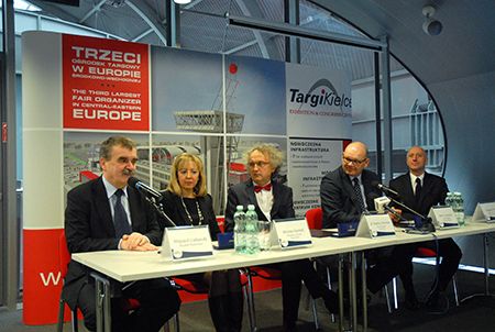 The agreement was signed on 15th February. In the photo, from the left: Wojciech Lubawski – Kielce Mayor, Targi Kielce Vice President of Board Bożena Staniak, Targi Kielce President of Board Andrzej Mochoń PhD, Raiffeisen Polbank President Piotr Czarnecki and the Head of Kielce Division of Raiffeisen Polbank Zbigniews Kryj