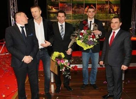 There are the plebiscite winners in the middle of the picture (from the left) Bogdan Wenta, Sławomir Szmal and Michał Jurecki. There are also the deputy Marshal of Swietokrzyskie Region Grzegorz Świercz MD PhD and Swietokrzyskie deputy Voivode Grzegorz Dziubek who presented the winners with the accolades