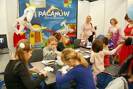 Koziołek Matołek (Matołek the Billy Goat) has come all the way from Pacanów to play with kids